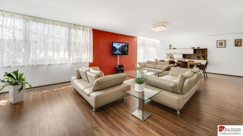 Novostavba 3 izbový byt, Palisády, 147 m2, výhľad, parkovanie, BA I - Svetlá obývacia izba so sedačkami a jedálenským stolom v 3-izbovom byte.