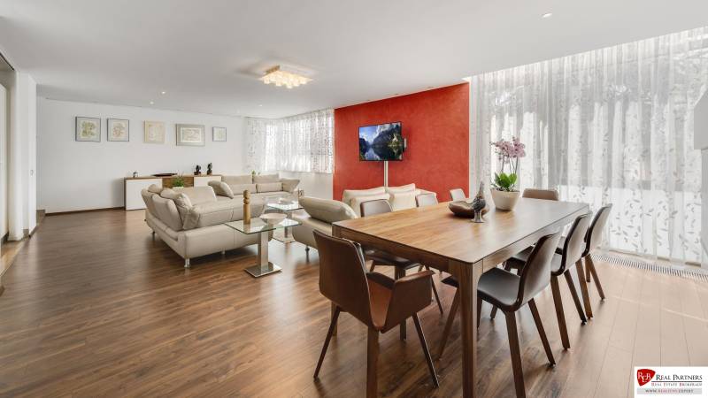 Novostavba 3 izbový byt, Palisády, 147 m2, výhľad, parkovanie, BA I - Priestranná obývacia izba s jedálenským stolom v 3-izbovom byte, elegantné zariadenie.