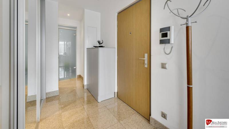 Novostavba 3 izbový byt, Palisády, 147 m2, výhľad, parkovanie, BA I - Vstupná hala bytového interiéru s vešiakom, zrkadlom a bezpečnostnými dverami.