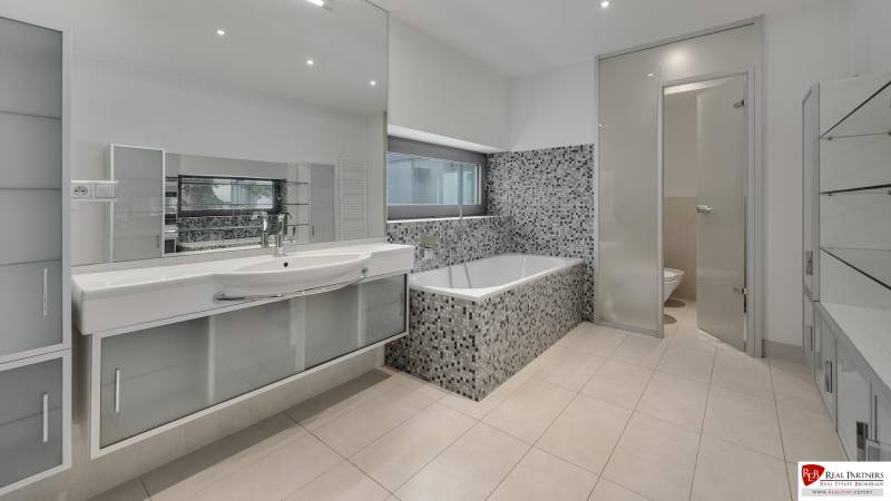 Novostavba 3 izbový byt, Palisády, 147 m2, výhľad, parkovanie, BA I - Kúpeľňa so sprchou, vaňou, zrkadlom a toaletou v 3-izbovom byte.