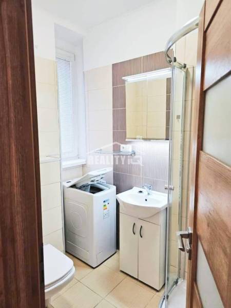 Prenájom, Garsónka, M.R.Štefánika, Centrum, Žilina - Kúpeľňa v garsónke s práčkou, sprchovacím kútom a umývadlom.