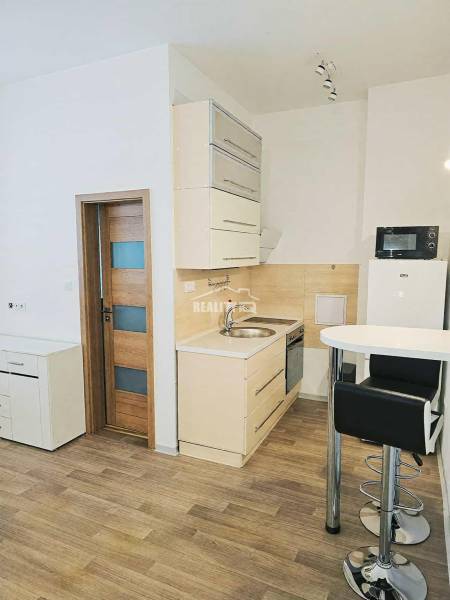 Prenájom, Garsónka, M.R.Štefánika, Centrum, Žilina - Garsónka s kuchynským kútom, barovým pultom a podlahou s dreveným dekorom.