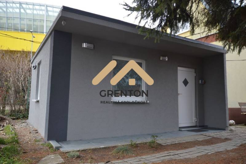 Záhrada s Tiny House, Zlaté piesky, dobrá poloha a dostupnosť - Chata so sivou fasádou v Bratislave - Ružinove na Studenej ulici, obklopená zeleňou.