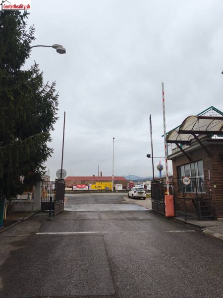 Ponuka na odstupenie detailingového štúdia a autoumyvárne v Prievidzi - Brána a vjazd do obchodných priestorov na Košovskej ceste v Prievidzi.