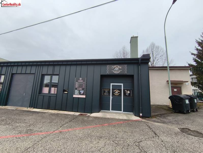 Ponuka na odstupenie detailingového štúdia a autoumyvárne v Prievidzi - Budova obchodných priestorov na Košovskej ceste v Prievidzi, vonkajší vzhľad.