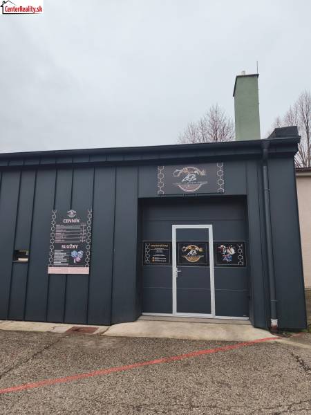 Ponuka na odstupenie detailingového štúdia a autoumyvárne v Prievidzi - Exteriér obchodných priestorov na Košovskej ceste v Prievidzi s informačnými tabuľami.