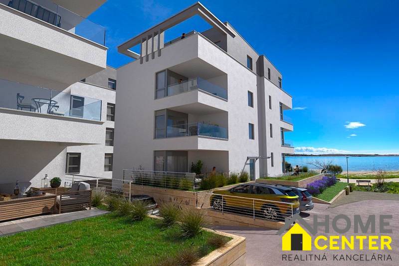 NA PREDAJ moderné byty / 41 m²/  v prvom rade od mora, ostrov PAG - Rekreačný apartmán v PAG s terasami a výhľadom na more a pláž.