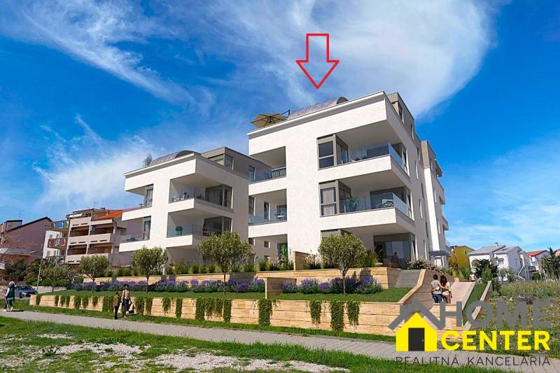 NA PREDAJ moderné byty / 41 m²/  v prvom rade od mora, ostrov PAG - Rekreačný apartmán v meste Pag s modernou architektúrou, priľahlou zeleňou a pohodlnými balkónmi.