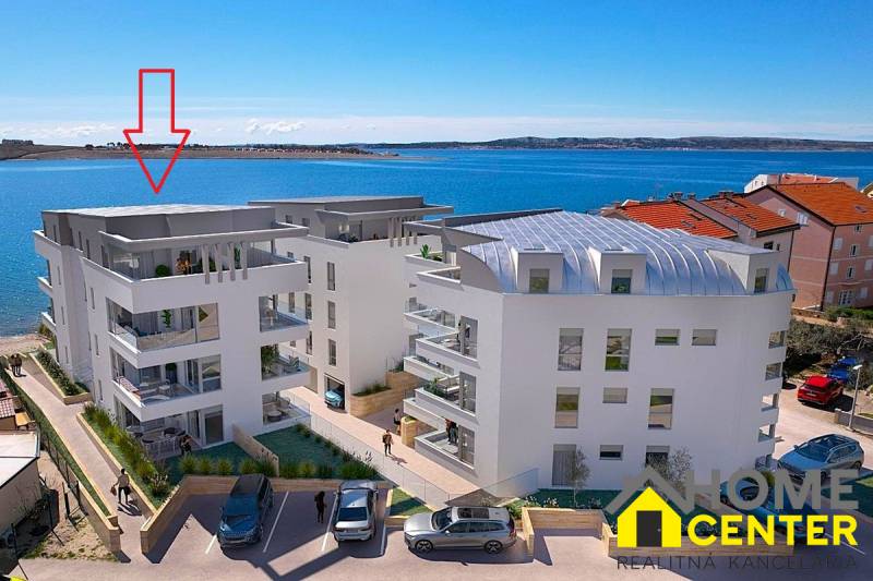 NA PREDAJ moderné byty / 41 m²/  v prvom rade od mora, ostrov PAG - Výhľad na morskú zátoku s Rekreačným apartmánom v meste Pag, moderná architektúra pri pobreží.