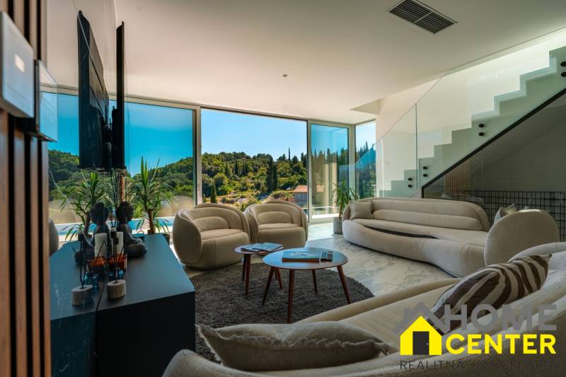 NA PREDAJ Luxusná vila  /360 m²/ s infinity bazénom, mesto Korčula - Obývacia izba vily s veľkými oknami, pohodlné sedenie a výhľad do prírody.