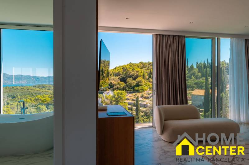 NA PREDAJ Luxusná vila  /360 m²/ s infinity bazénom, mesto Korčula - Interiér Vily s výhľadom na prírodu, vaňa pri okne, pohodlné kreslo.