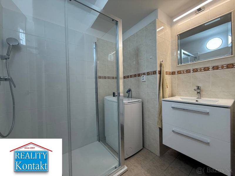 Na prenájom 2-izbový byt  Nové Zámky - Kúpeľňa v 2-izbovom byte s umývadlom, sprchovým kútom a práčkou.