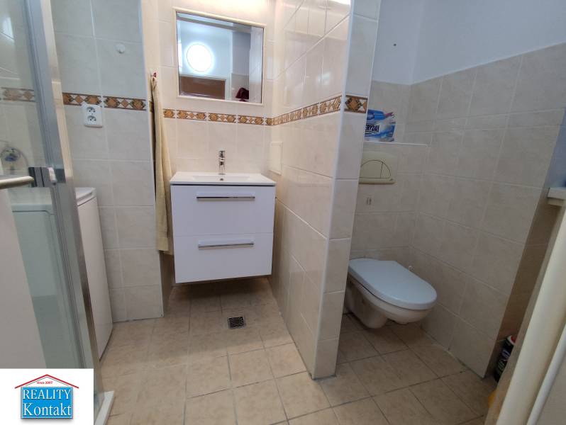 Na prenájom 2-izbový byt  Nové Zámky - Kúpeľňa v 2-izbovom byte s umývadlom, toaletou a sprchovacím kútom.