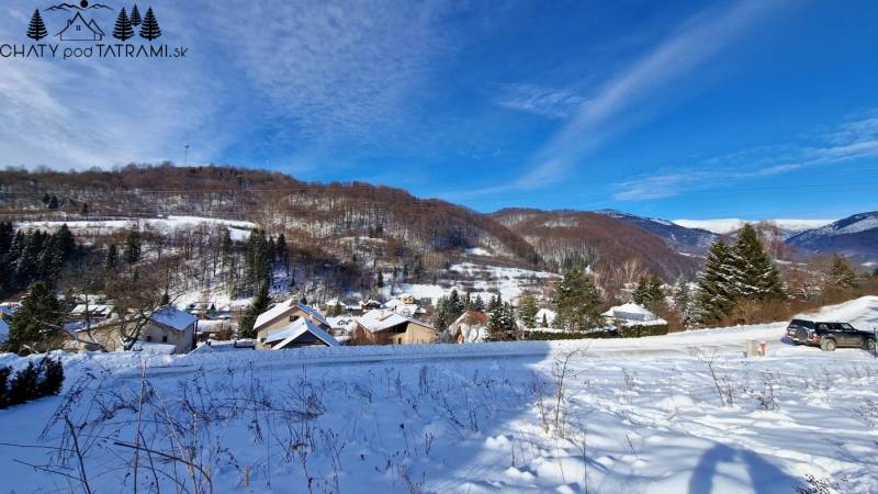 Stavebný pozemok s panoramatickým výhľadom Mýto Nízke Tatry - Zasnežená krajina v Mýte pod Ďumbierom s výhľadom na pozemky na bývanie.