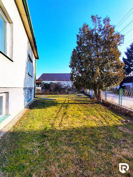 Rodinný dom v obci Borskom Mikuláš. - Rodinný dom na Sadovej ulici v Borskom Mikuláši s priestrannou záhradou a stromami.