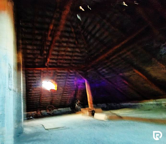 Rodinný dom v obci Borskom Mikuláš. - Podkrovie v rodinnom dome s dreveným trámovaním a oknom.