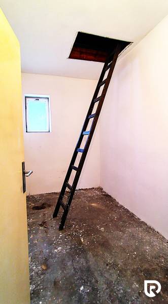 Rodinný dom v obci Borskom Mikuláš. - Povala v rodinnom dome s rebríkom vedúcim do stropného otvoru.