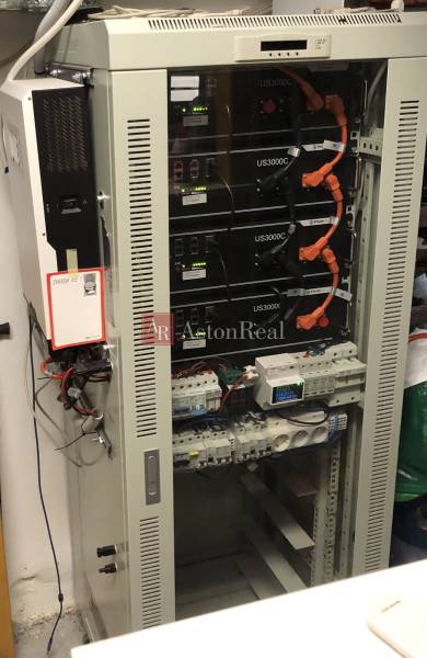 AstonReal: EXKLUZÍVNE predaj rodinný dom Spišská Nová Ves - Ferčekovce - Elektrická rozvodná skriňa v rodinnom dome s niekoľkými zapojenými modulmi a kabelážou.