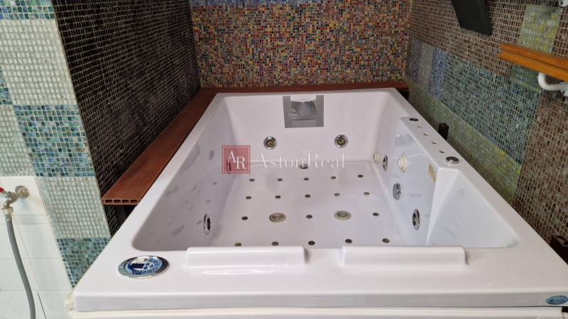 AstonReal: EXKLUZÍVNE predaj rodinný dom Spišská Nová Ves - Ferčekovce - V kúpeľni rodinného domu je veľká hydromasážna vaňa zdobená farebným mozaikovým obkladom.