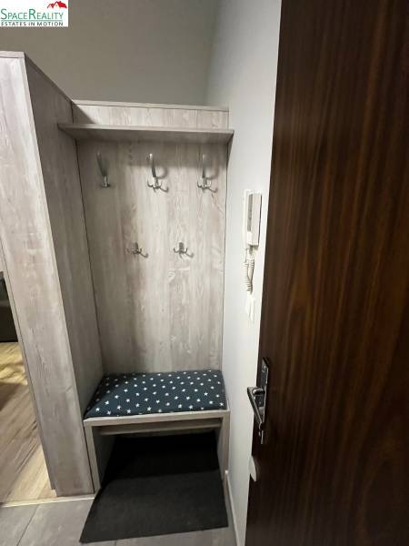 Predáme 2 izb byt v novostavbe v Senci  - Vstupná chodba s vešiakmi a lavičkou v 2-izbovom byte.