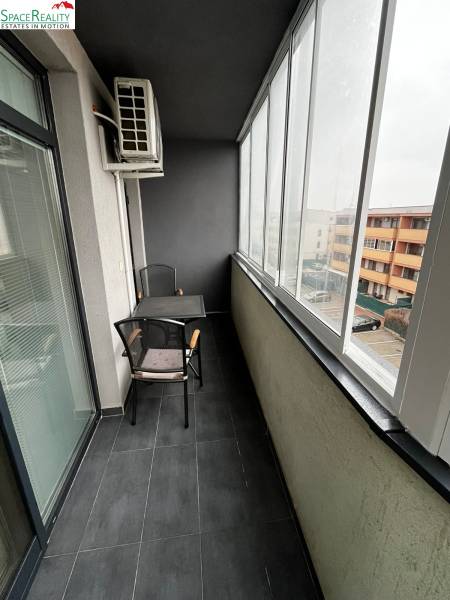 Predáme 2 izb byt v novostavbe v Senci  - Zasklená lodžia 2-izbového bytu na Holubej ulici v Senci s dlažbou a sedením.