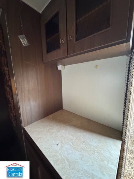 Predám pozemok v obci Dubník okr. Nové Zámky - Kuchynská skrinka s policou a mramorovou doskou v rámci ponuky Pozemky - bývanie.