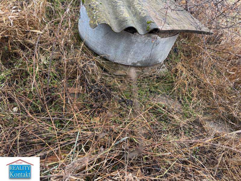 Predám pozemok v obci Dubník okr. Nové Zámky - Zarastený terén s kovovým poklopom v Dubníku na ulici Dubník vhodný pre pozemky - bývanie.