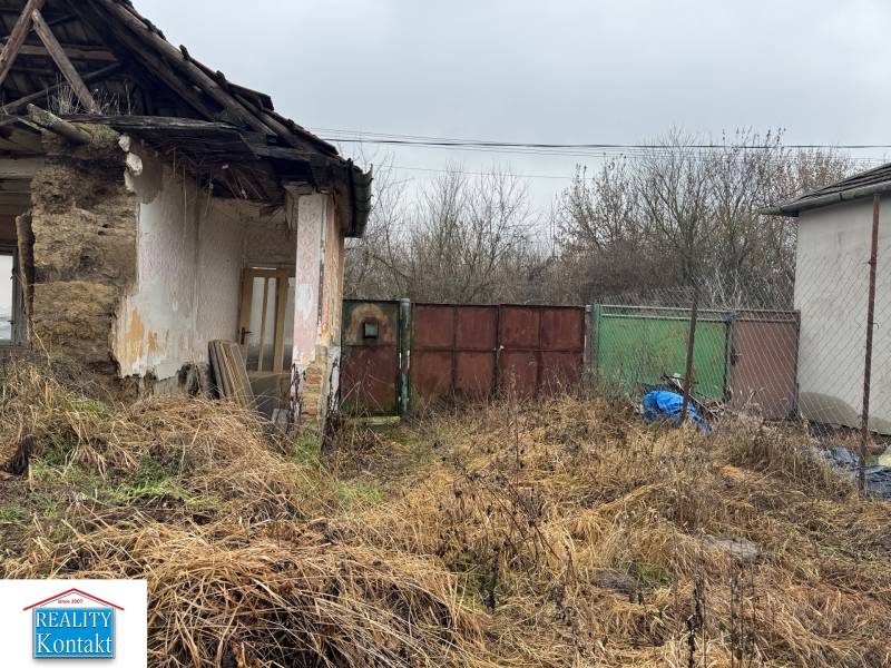 Predám pozemok v obci Dubník okr. Nové Zámky - Záhrada s chátrajúcou stavbou na pozemku pre bývanie na ulici v Dubníku.