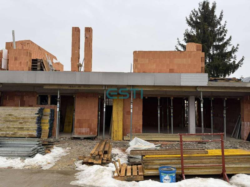 Novostavba - rodinný dom vo Višňovom pri Žiline - Výstavba rodinného domu na ulici Višňové vo Višňovom, tehly, stavebný materiál, snehová pokrývka.