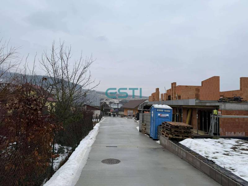 Novostavba - rodinný dom vo Višňovom pri Žiline - Výstavba rodinného domu na zasneženej ulici vo Višňovom v stave hrubej stavby.