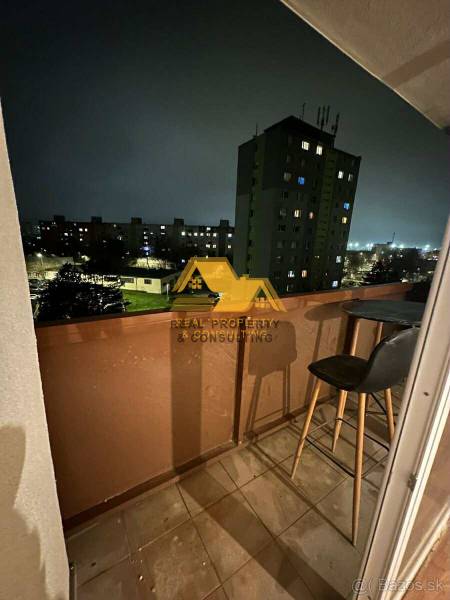 Prenajmem prerobený 2 izbový byt s balkónom v Nových Zámkoch - Nočný výhľad z balkóna 2-izbového bytu v Nových Zámkoch na ulicu Nové Zámky.