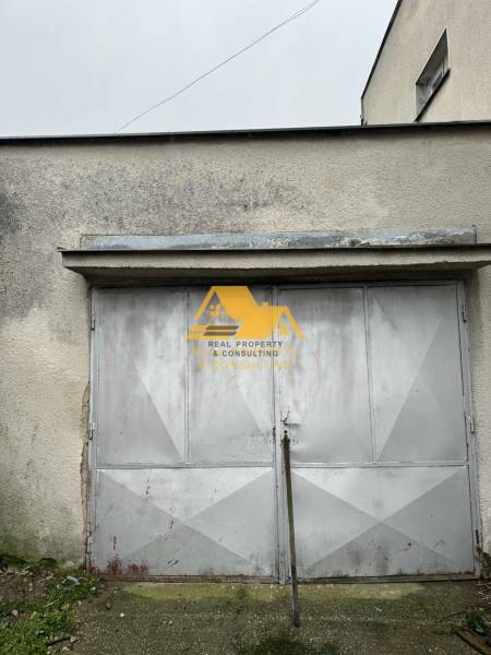 Predám rodinný dom s garážou v obci Dvory nad Žitavou - Garážové dvere rodinného domu v Dvoroch nad Žitavou na ulici Dvory nad Žitavou.