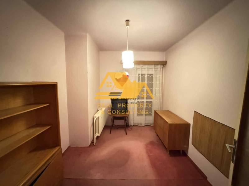 Predám rodinný dom s garážou v obci Dvory nad Žitavou - Miestnosť v rodinnom dome s nábytkom a závesmi, bez podlahy s dreveným dekorom.