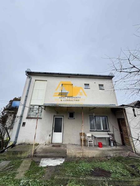 Predám rodinný dom s garážou v obci Dvory nad Žitavou - Rodinný dom v Dvoroch nad Žitavou na ulici Dvory nad Žitavou so zadným dvorom.