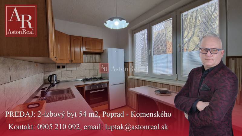 AstonReal:  predaj 2-izbový byt 54 m2, Poprad - Západ, Komenského - Kuchyňa v 2-izbovom byte so spotrebičmi a podlahou s dreveným dekorom.