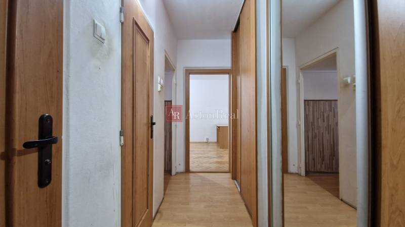 AstonReal:  predaj 2-izbový byt 54 m2, Poprad - Západ, Komenského - Chodba 2-izbového bytu s dverami a podlahou s dreveným dekorom.