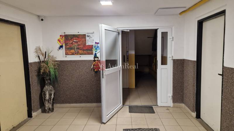 AstonReal:  predaj 2-izbový byt 54 m2, Poprad - Západ, Komenského - Vstupná chodba v budove, interiér 2-izbového bytu so sochou a dekoráciami.