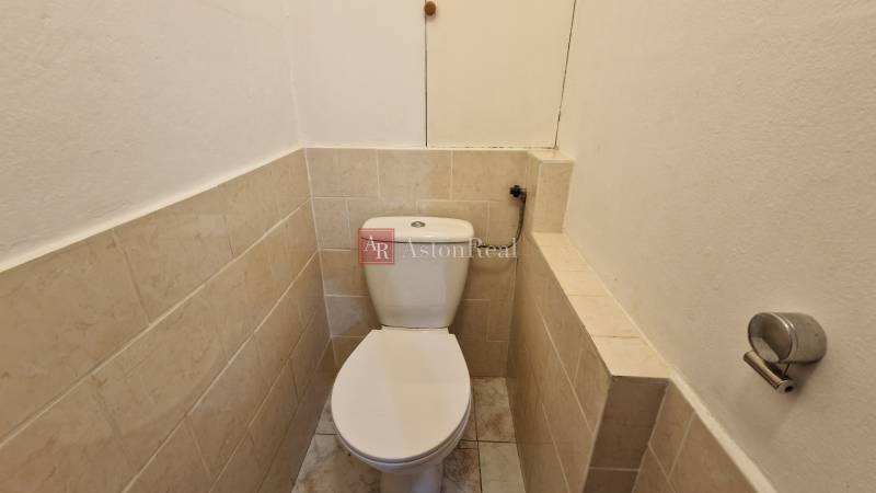 AstonReal:  predaj 2-izbový byt 54 m2, Poprad - Západ, Komenského - Toaleta s obkladom v 2-izbovom byte s jednoduchým vybavením.