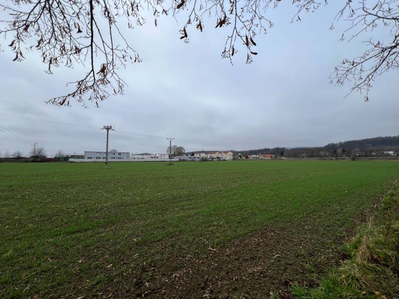 Pruské – Investičný pozemok v komasácii - Zeleň a budovy v Pruskom, Pozemky - komerčné rozložené v pozadí.