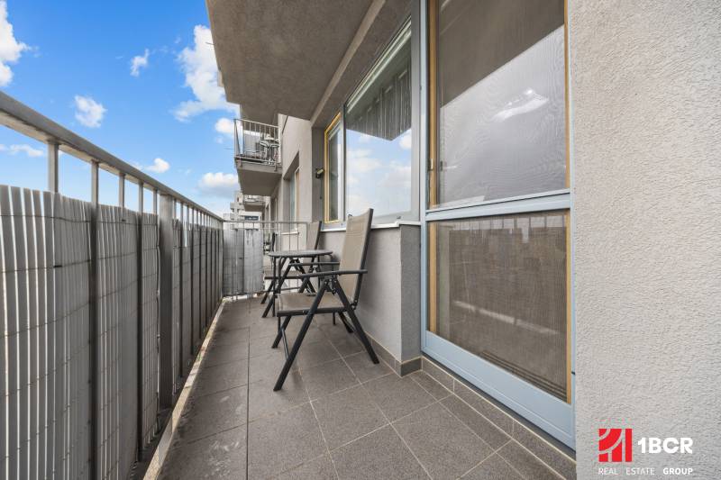 KOMPLETNE ZARIADENÝ 2-IZB. BYT,BALKÓN + PIVNICA,BUDATÍNSKA – PETRŽALKA - Balkón na Budatinskej v Bratislave (Petržalka) s nábytkom, výhľad na 2-izbový byt.