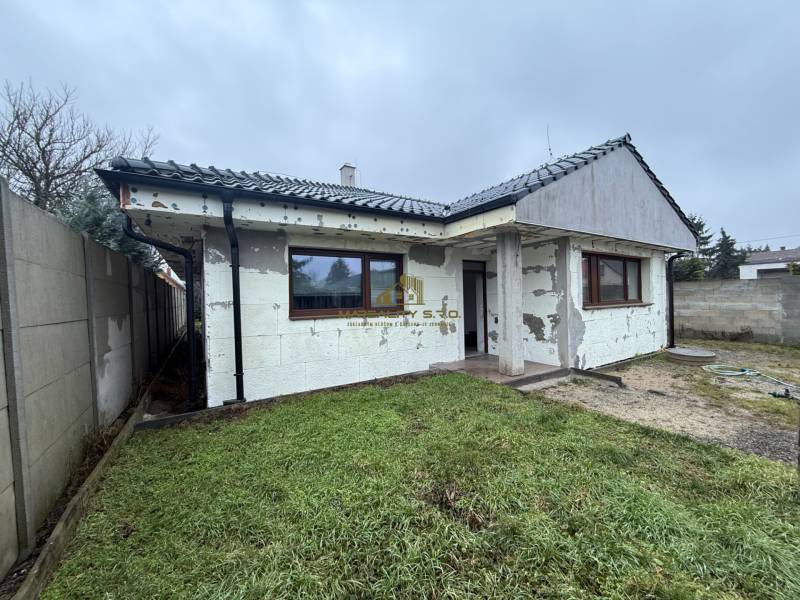 4-izbový RODINNÝ DOM s dvojgarážou a veľkým pozemkom, Záhorská Ves - Rodinný dom v Záhorskej Vsi na ulici Pri prvej kaplnke s nedokončenou fasádou.