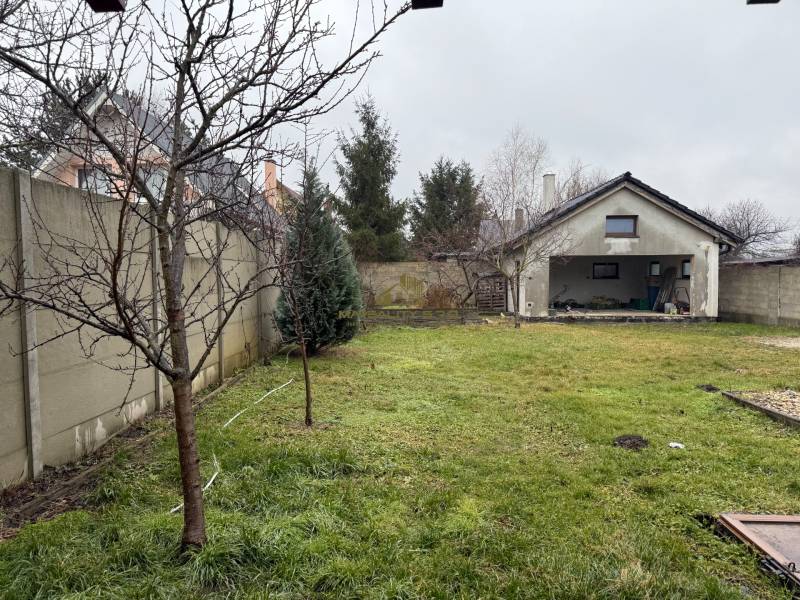 4-izbový RODINNÝ DOM s dvojgarážou a veľkým pozemkom, Záhorská Ves - Záhrada za rodinným domom na ulici Pri prvej kaplnke v Záhorskej Vsi.