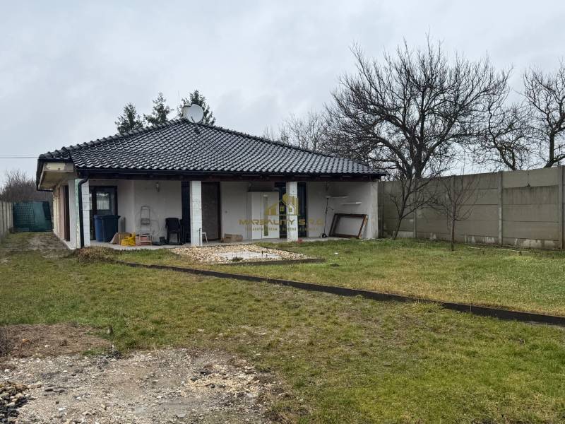 4-izbový RODINNÝ DOM s dvojgarážou a veľkým pozemkom, Záhorská Ves - Rodinný dom na ulici Pri prvej kaplnke v Záhorskej Vsi s veľkým dvorom.