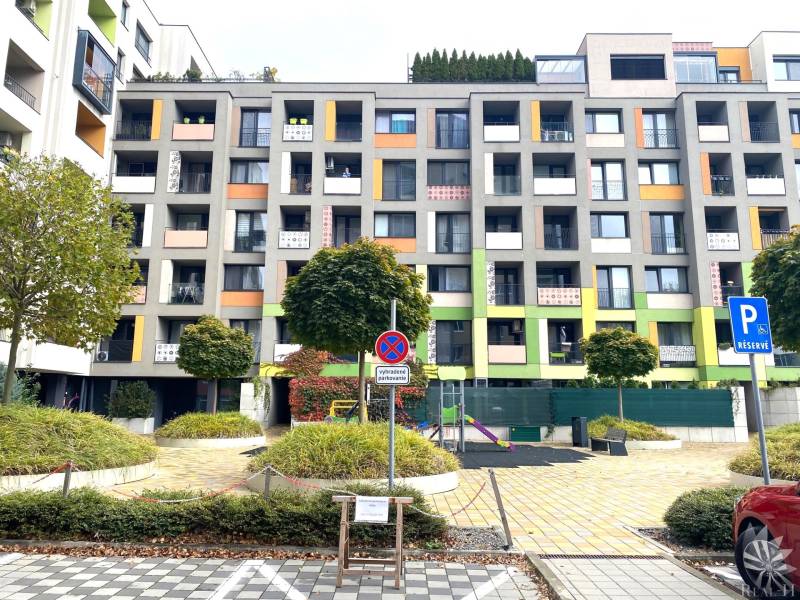 PRENÁJOM NÁDHERNÝ 3-IZBOVÝ BYT MAMAPAPA BA IV DÚBRAVKA - Farebné bytové domy na Nejedlého ulici v Bratislave - Dúbravke, s parkovacím miestom.