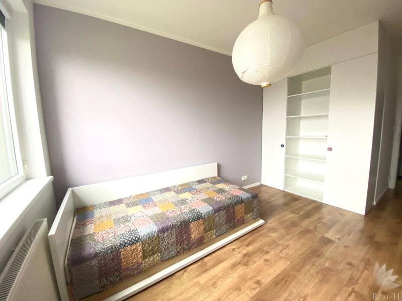 PRENÁJOM NÁDHERNÝ 3-IZBOVÝ BYT MAMAPAPA BA IV DÚBRAVKA - Detská izba v 3-izbovom byte s posteľou a podlahou s dreveným dekorom.