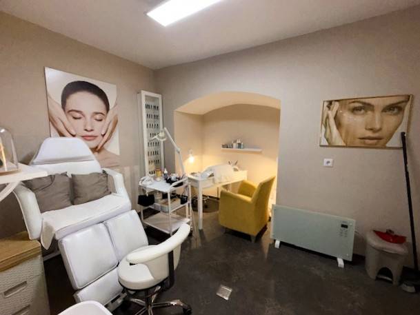 Prenájom obchodného priestoru, Hauptstraße, Hauptstraße, Eisenstadt - Obchodné priestory s kreslami a dekoráciou na stenách, podlaha s dreveným dekorom.