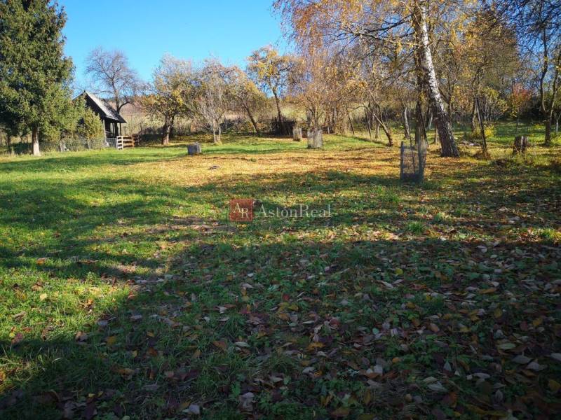 PREDAJ: Rodinný dom Kalameny s pozemkom 1.789m2 - Záhrada pri rodinnom dome na ulici Kalameny v Ružomberku s dreveným altánkom.