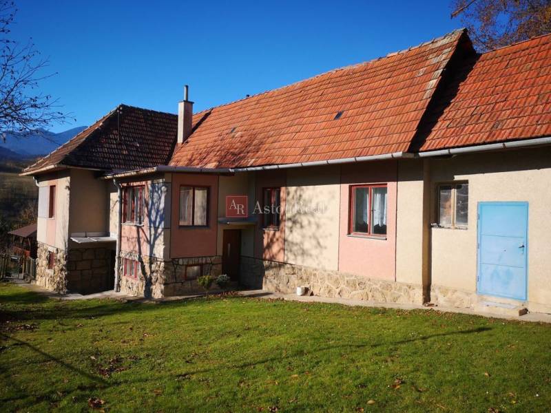 PREDAJ: Rodinný dom Kalameny s pozemkom 1.789m2 - Rodinný dom na Kalameny v Ružomberku s červenou strechou a modrými dverami.