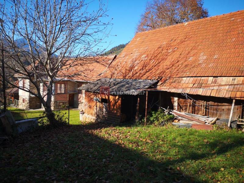 PREDAJ: Rodinný dom Kalameny s pozemkom 1.789m2 - Rodinný dom na ulici Kalameny v Ružomberku s drevenou prístavbou na dvore.