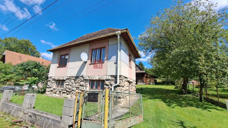 PREDAJ: Rodinný dom Kalameny s pozemkom 1.789m2 - Rodinný dom na Kalamenách v Ružomberku s kamenno-betónovým základom a dvoma poschodiami.